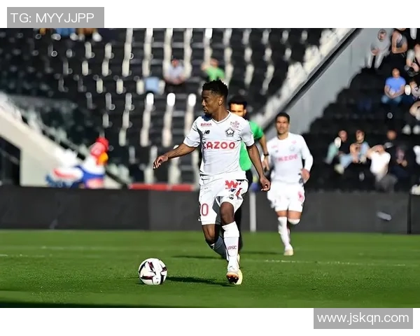 中国足球迎战拉脱维亚期待突破重重挑战展现实力与风采 中国足球迎战拉脱维亚期待突破重重挑战展现实力与风采